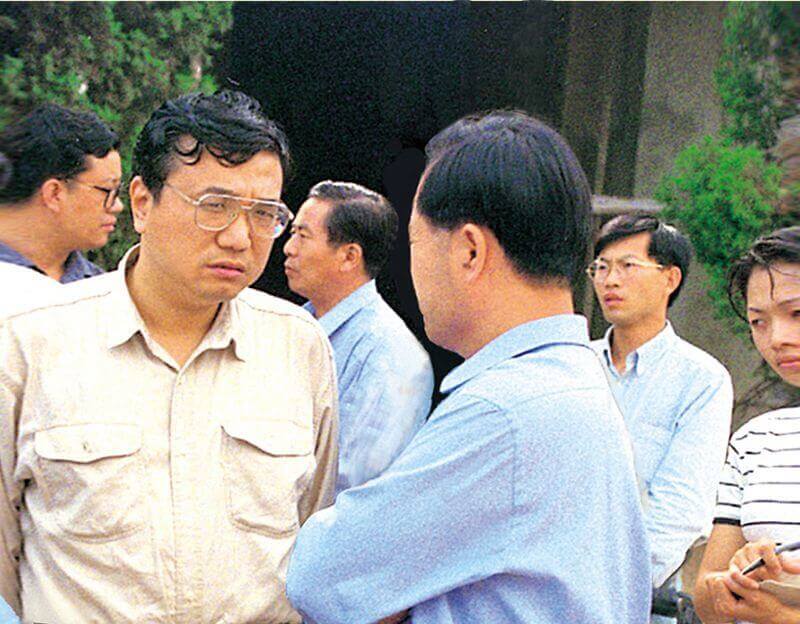 1999年7月8日，时任河南省人民政府省长李克强（左一）到中原云顶集团视察。