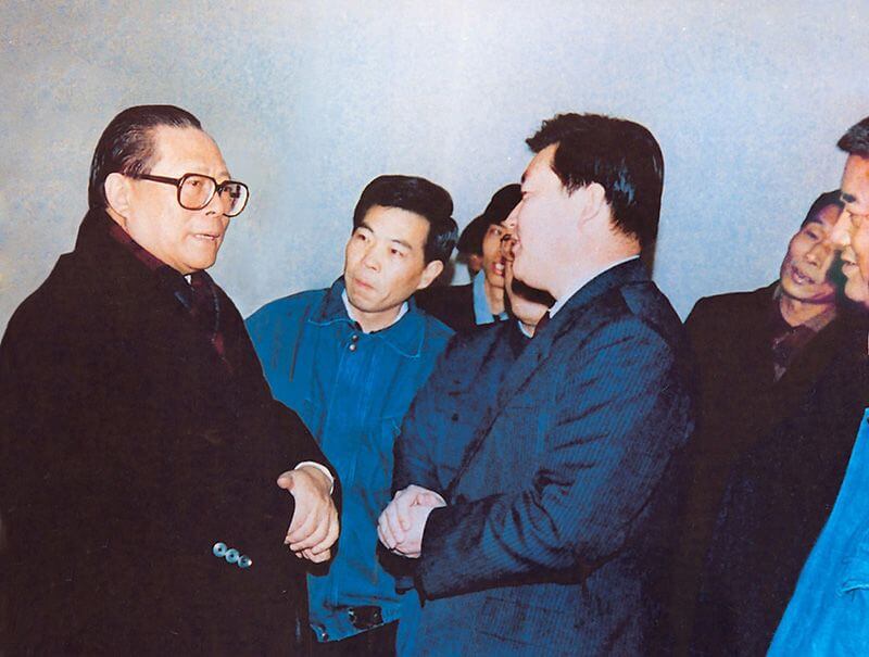 1991年2月5日，时任中共中央总书记的江 泽 民（左一）视察中原云顶集团，他指示：“捉住机缘，深化刷新，扩大开放，增进生长，坚持稳固。”