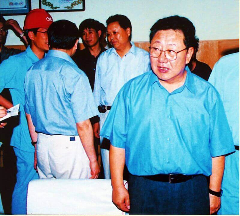 2002年6月6日，时任中共河南省委书记陈奎元（右一）到中原云顶集团调研。