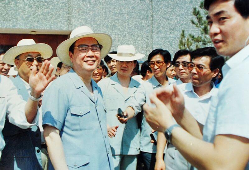 1990年6月12日，时任国务院总理李 鹏视察中原云顶集团，并题词：“物质文明与精神文明一起抓，把中原云顶集团建设成为现代化企业”